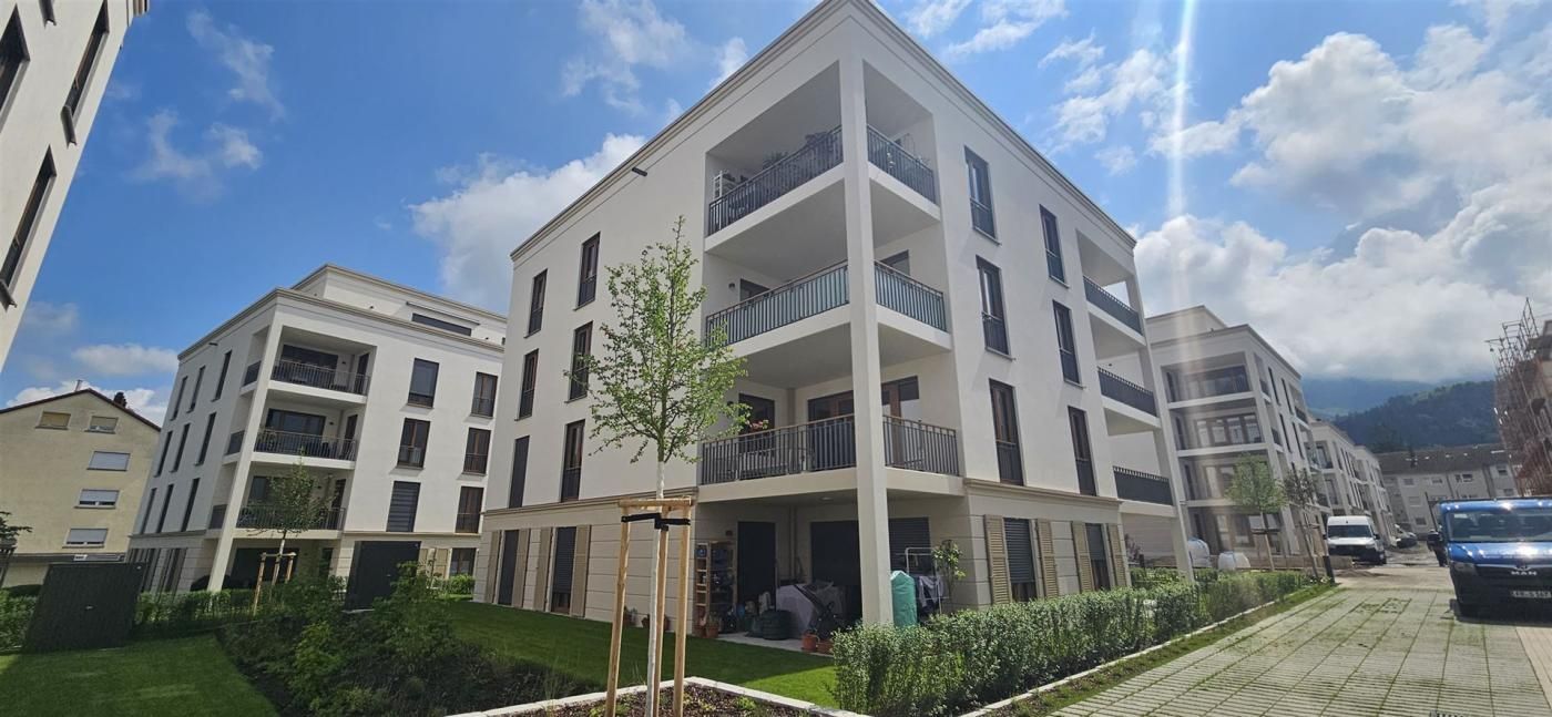 Balkone eines Neubaus mit Stahlgeländern