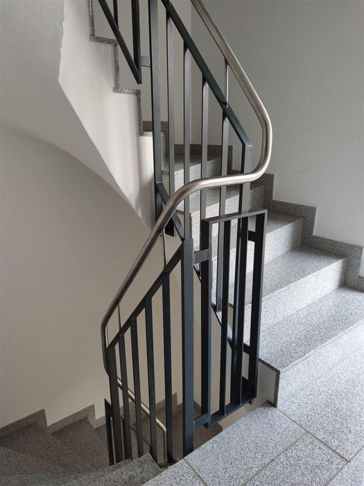 Treppengeländer mit Edelstahl-Handlauf