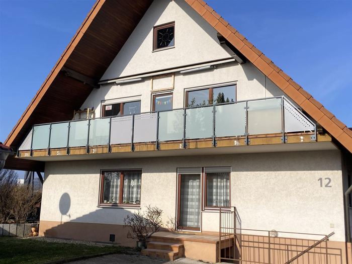 Balkon mit Glasbrüstung an einem Einfamilienhaus